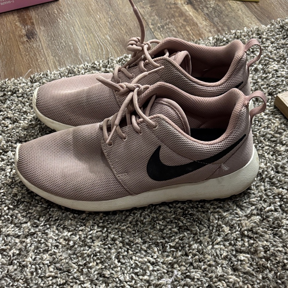 Nike Women's Roche Rose Sneakers